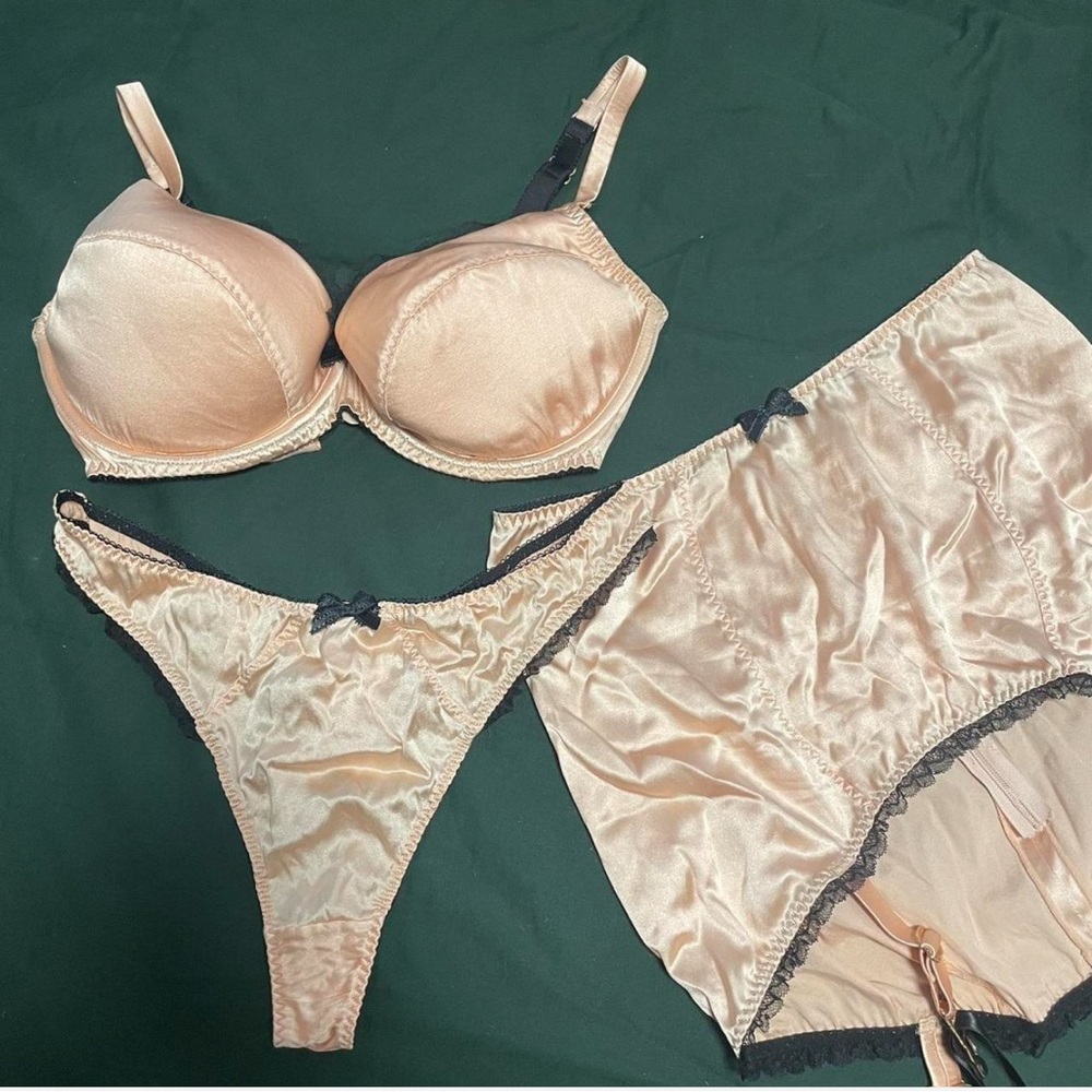 Agent Provocateur Felinda 3 piece set in pink - 36DD
